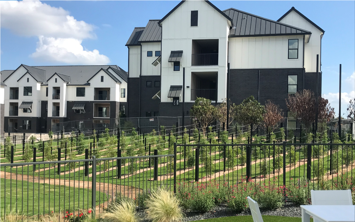 Three-storey multi family dwelling with a vineyard